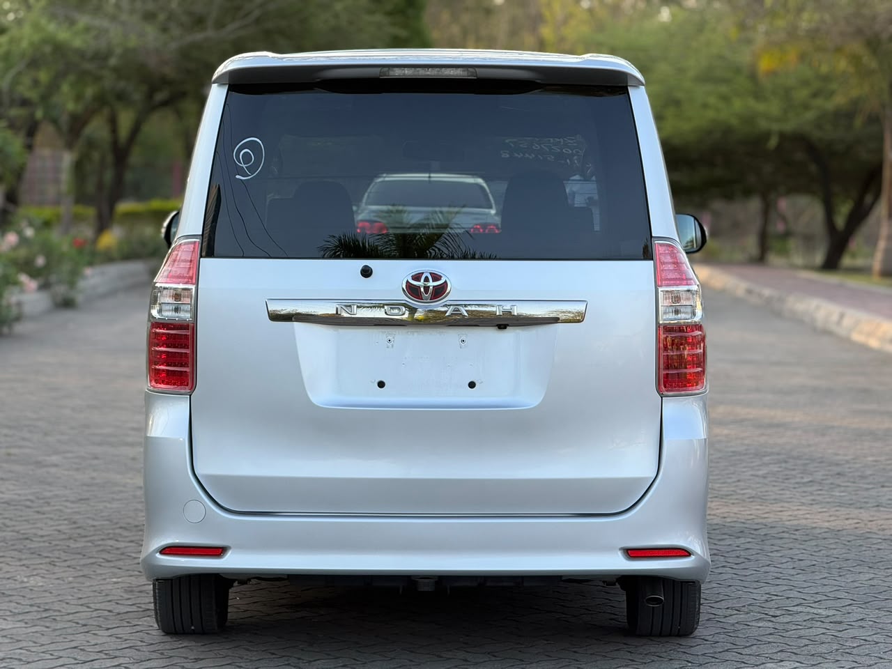 TOYOTA NOAH thumbnail 6